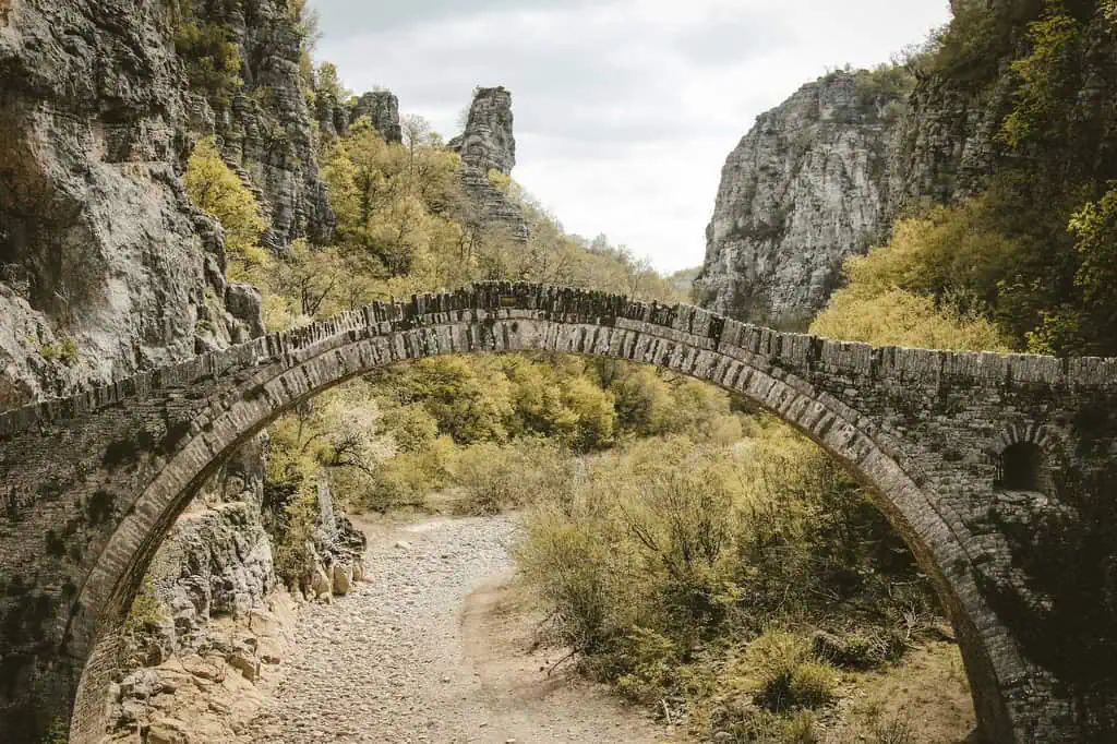 Kokkori brug in de Zagori vallei Griekenland