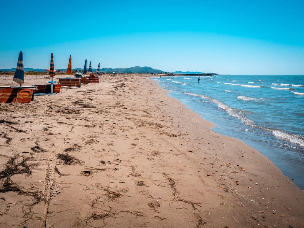 Karpen ist ein Strand südlich von Durrës und einer der nächstgelegenen Strände von Tirana in Albanien. Anders als in Durrës gibt es hier keine hohen Gebäude.
