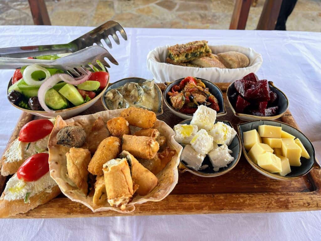 Albanees voorgerecht met byrek, zachte kaas, salade, ingemaakte groenten, brusketta