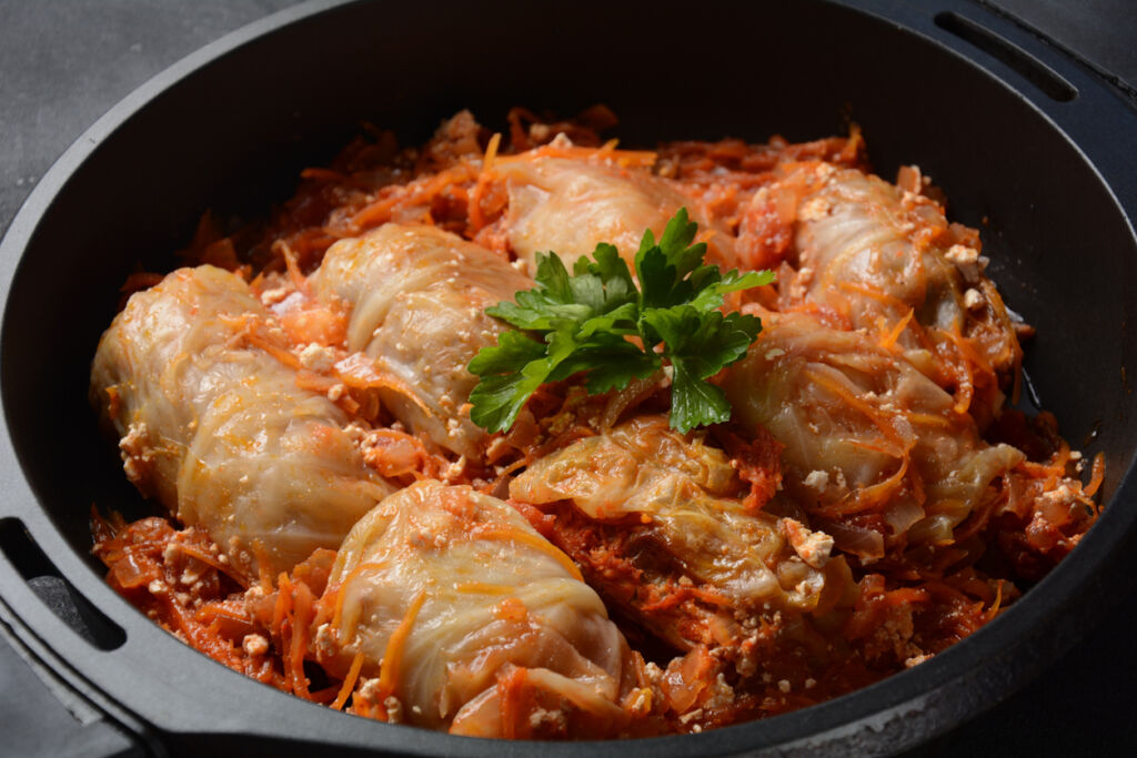 Albanisches Essen: Sarma (albanisch: Sarma me Laker) sind traditionelle Kohlrouladen vom Balkan