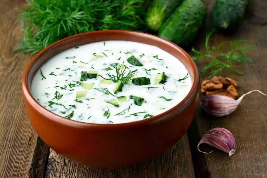 Albanisches Essen: Tarator - Kalte Gurken-Joghurt-Suppe als Vorspeise typischerweise mit viel Knoblauch