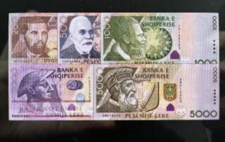 Los billetes de Albania, con motivos tradicionales y figuras históricas, simbolizan la diversidad cultural y la historia del país. Perfectos para consejos de viaje y descubrimientos culturales en Albania.