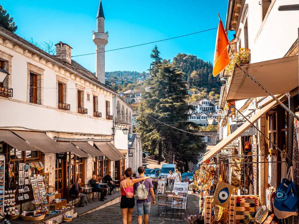 Gjirokastra, Albanië: Marktstraat met winkels