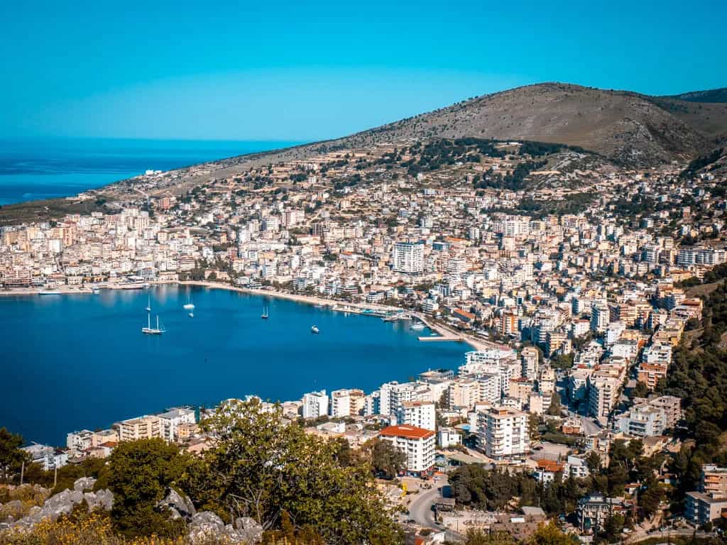 Saranda (Sarande) Albanien am Meer_Luftaufnahme der Stadt in der Bucht