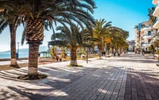 Bunte Strandpromenade in Saranda Albanien mit Palmen