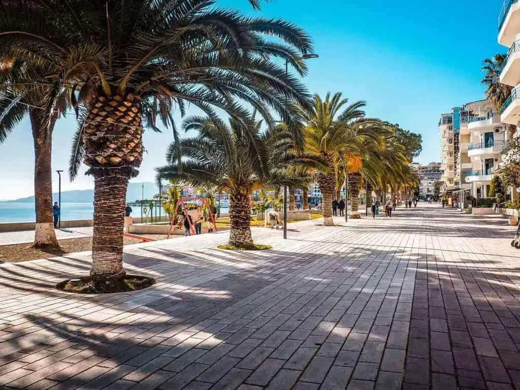 Kleurrijke strandboulevard in Saranda Albanië met palmbomen