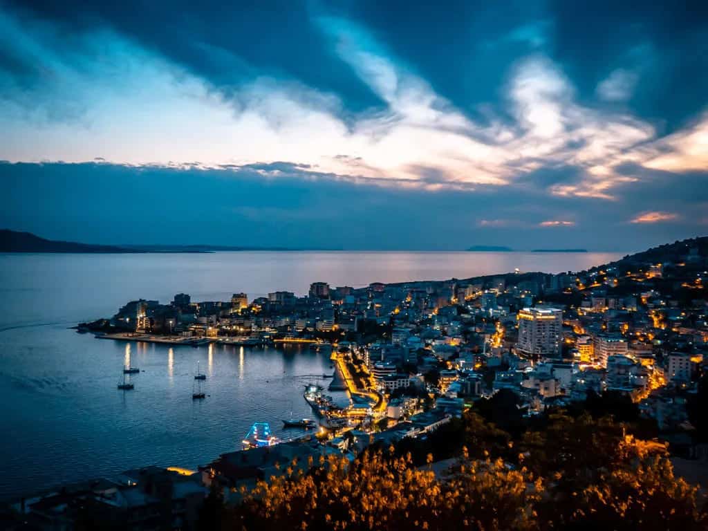 Die beste Aussicht auf Saranda zum Sonnenuntergang vom Hügel aus