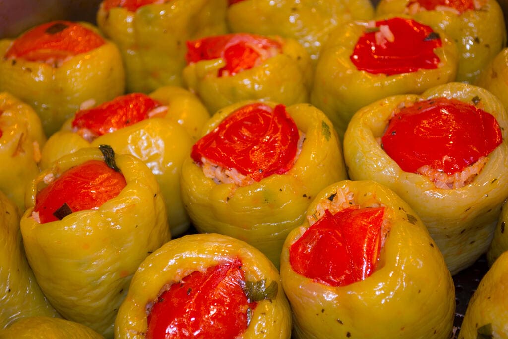 Speca të mbushur (gefüllte Paprika) ist ein traditionelles albanisches Gericht, das meist mit Hackfleisch, Reis, Zwiebeln und Kräutern zubereitet wird. Es ist eine herzhafte Mahlzeit, die oft mit frischem Brot oder Kartoffelpüree serviert wird. 