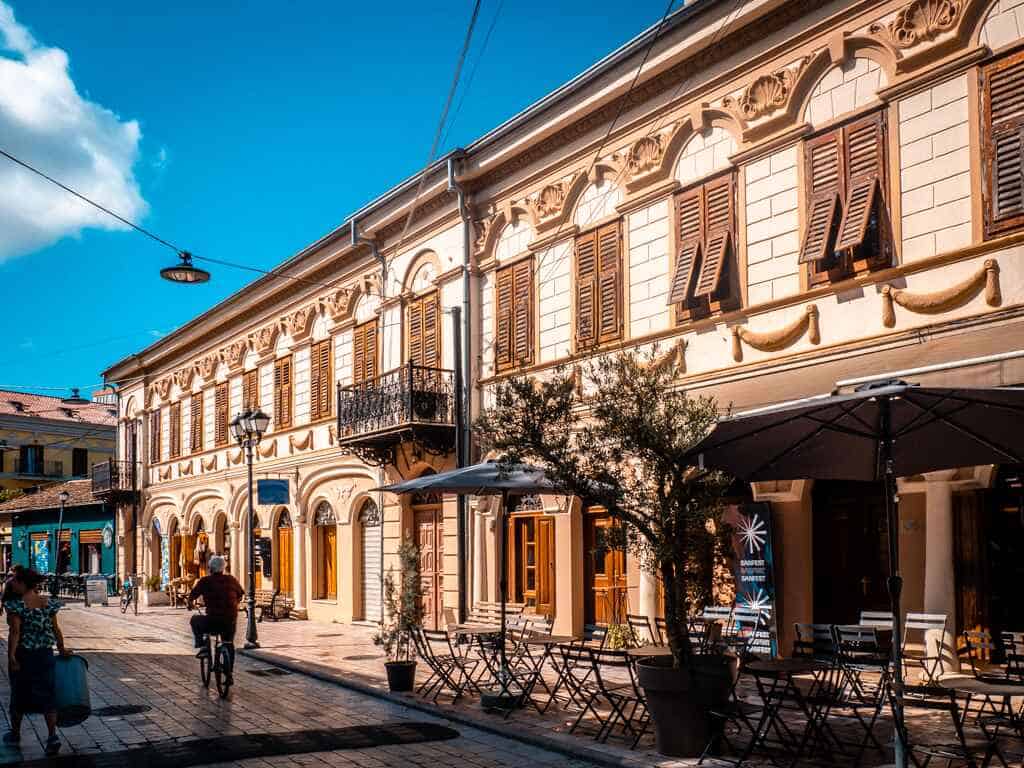 Dónde alojarse en Shkodra Albania_Callejón en el centro con ciclista