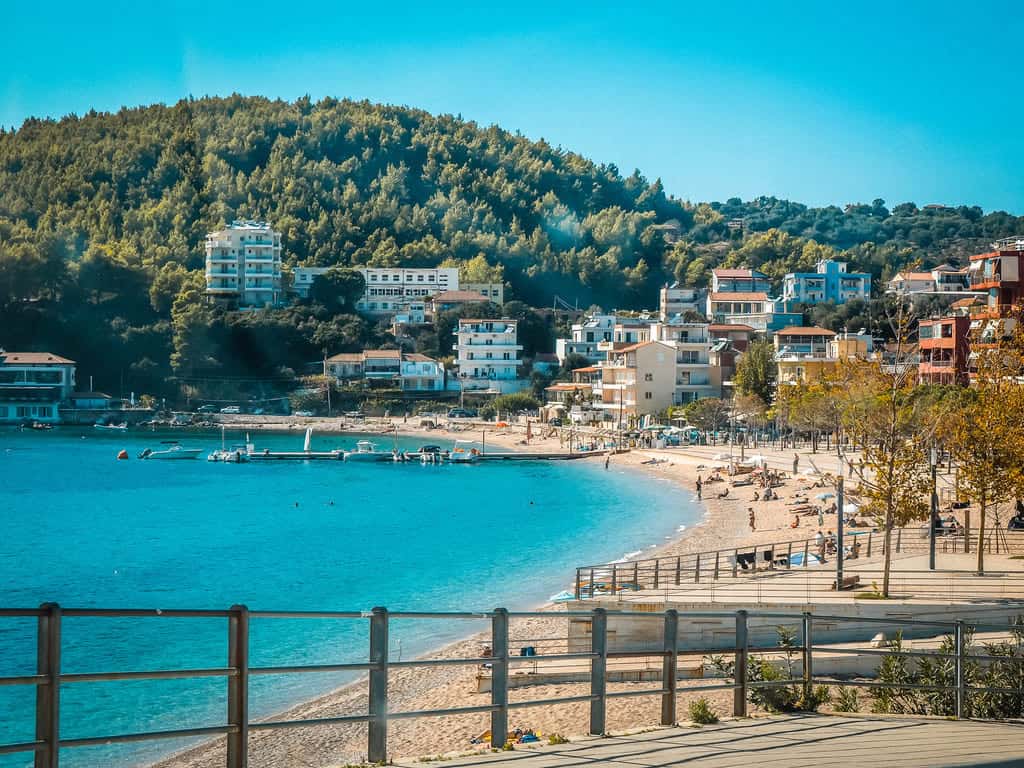 Himara-strand (Plazhi i Himarës) Hoofdstrand Promenade