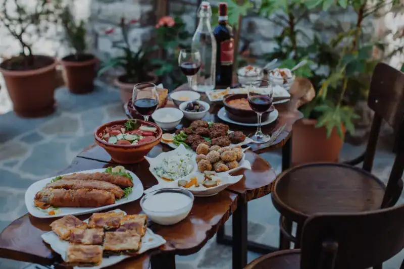 Tisch mit albanischen Speisen - TRadita e Beratit Restaurants Berat