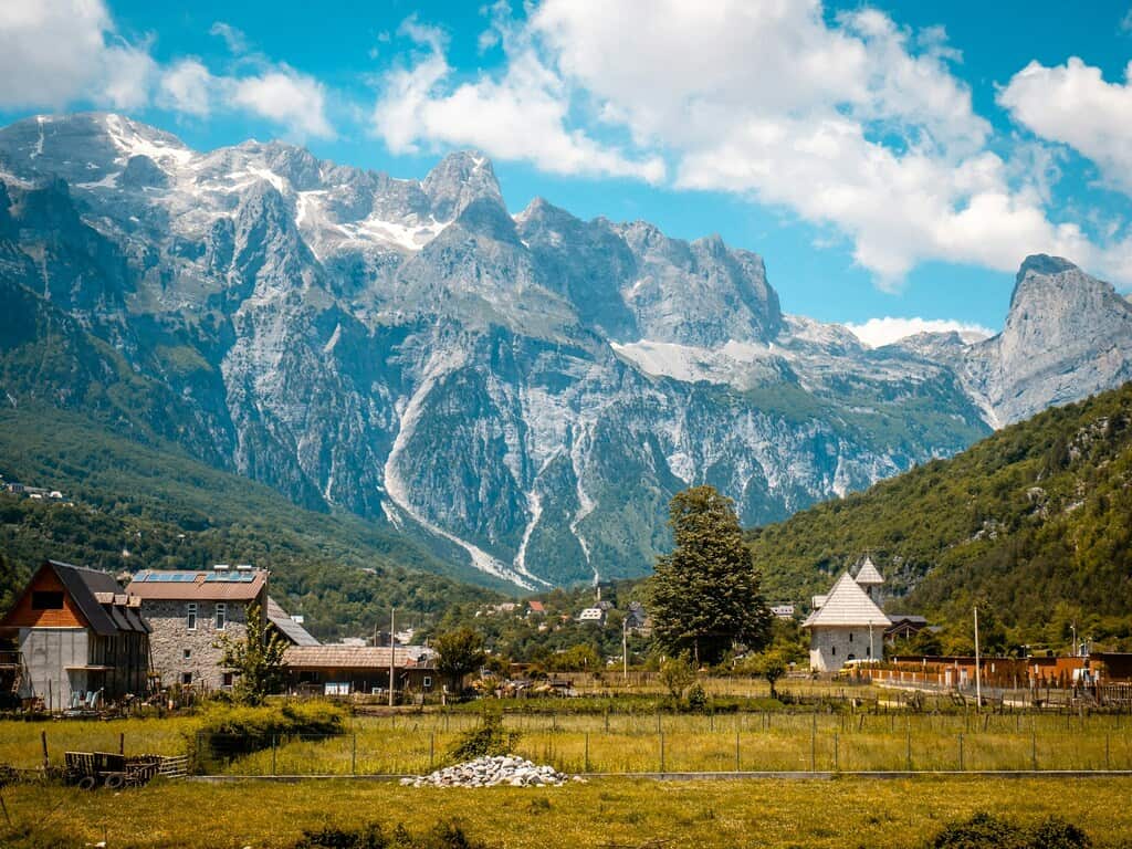 Theth Albanien Alpendorf in den Albanischen Alpen