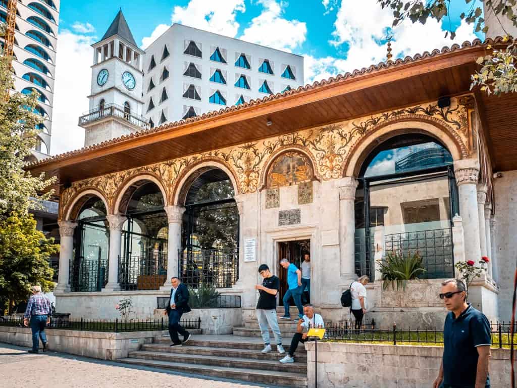 Tirana-Reisefuehrer_Ethem-Bey-Moschee: Die prächtige Einkuppelmoschee befindet sich zentral gelegen am Skanderbegplatz und wurde im Jahr 1821 nach 27 Jahren Bauzeit fertiggestellt