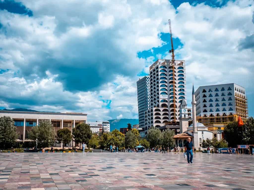 Der Skanderbeg Platz liegt im Herzen der albanischen Hauptstadt Tirana und bestimmt durch seine Weitläufigkeit die Atmosphäre der Innenstadt.