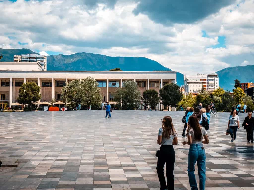 Skanderbeg Platz im Zentrum von Tirana mit Museum im Hintergrund