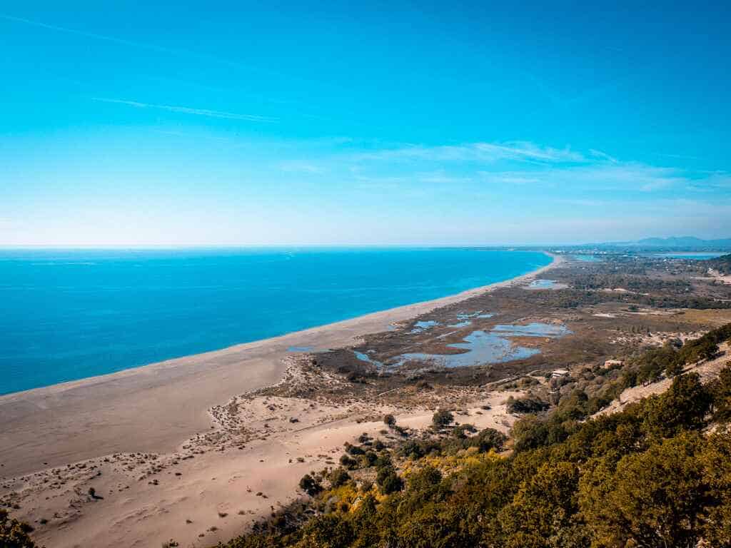Der Strand von Velipoja ist ein langer, sandiger und beliebter Ferienort im Norden Albaniens, der für seinen sanften, flachen Einstieg ins Wasser und die heilenden Eigenschaften des Jods im Sand bekannt ist.