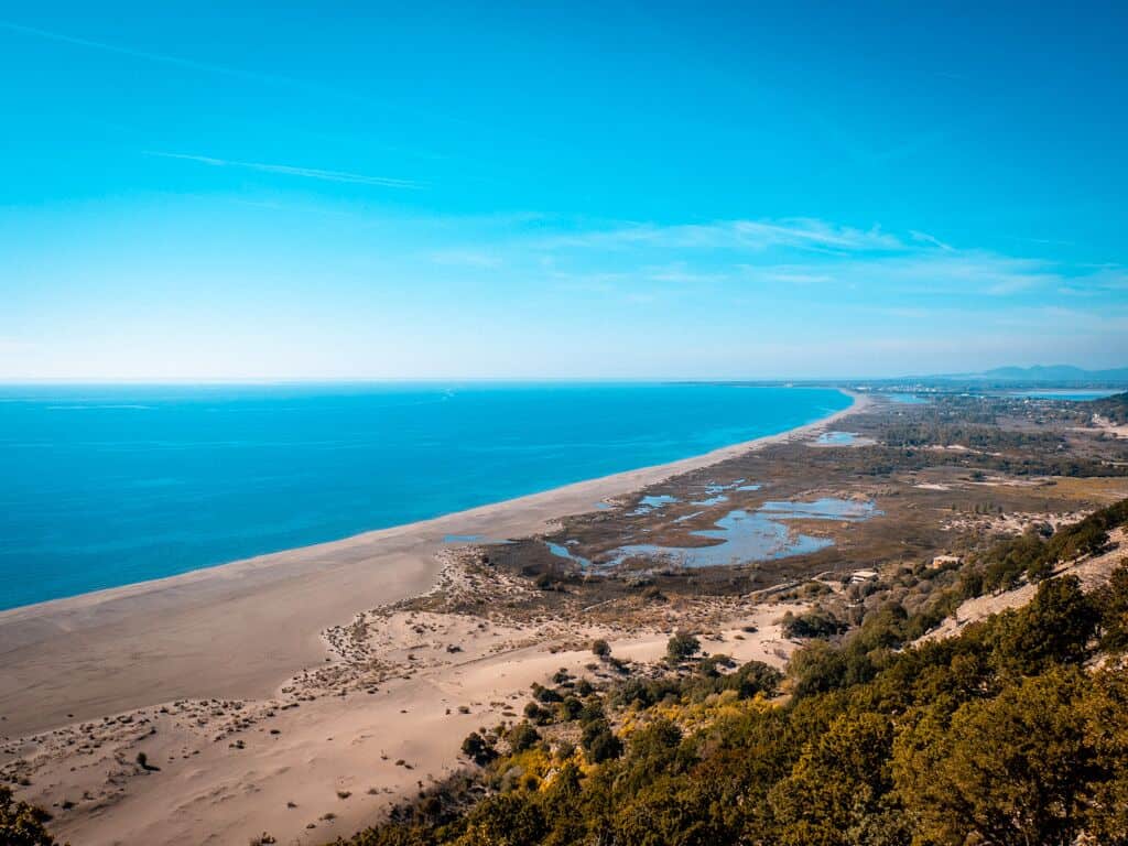Plaża Velipoja to długi, piaszczysty i popularny kurort wypoczynkowy w północnej Albanii, znany z łagodnego, płytkiego wejścia do wody i leczniczych właściwości jodu w piasku.