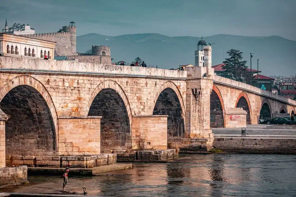 Die Steinbrücke oder Taskopru ist eine Brücke über den Vardar in Skopje, gebaut von Sultan Mehmed dem Eroberer und eine der bedeutendsten Sehenwürdigkeiten der Hauptstadt von Mazedonien