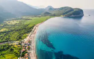 Impresionante costa albanesa de aguas cristalinas y paisajes pintorescos, ideal para unas vacaciones de naturaleza y aventura en Albania.