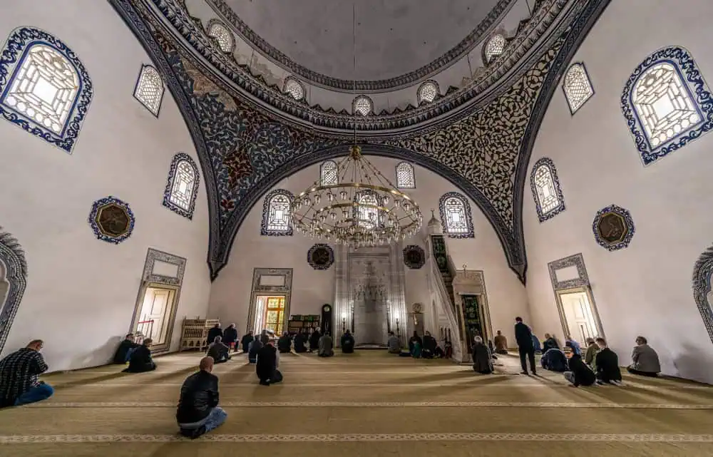 - Prächtige islamische Moschee im Inneren mit kühner Kuppendecke, goldener Chandelier und Gebetszeugen, die das spirituelle Erlebnis in Albanien betreffen.