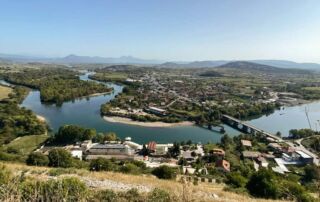 Albanië in mei Shkoder aan de rivier de Drin
