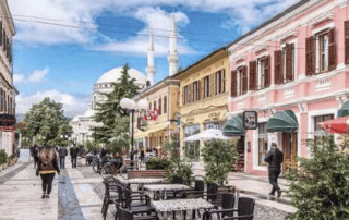 Collegiale straat in Tirana, Albanië met historische gebouwen, cafés en levendige sfeer, perfecte omgeving voor avonturen en ontdekkingstochten in Albanië.