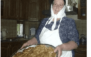 Boottocht door het Komanmeer in Albanië met op de achtergrond indrukwekkende bergen.