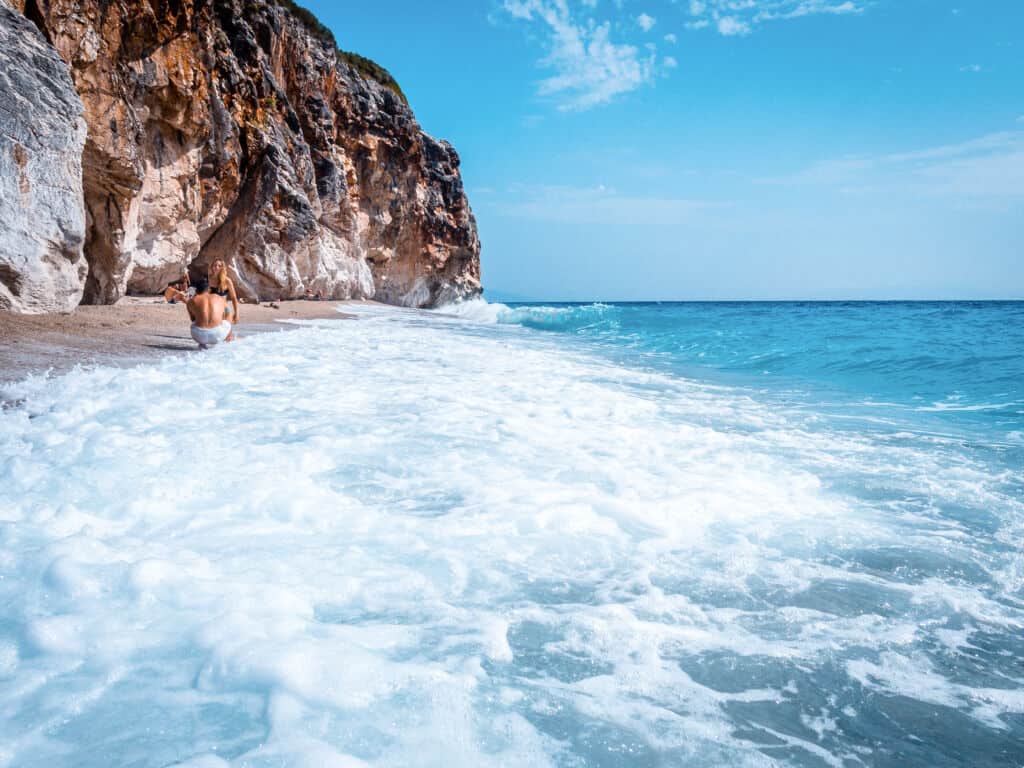 Gjipe Beach Albanien blaues Wasser mit Felsen
