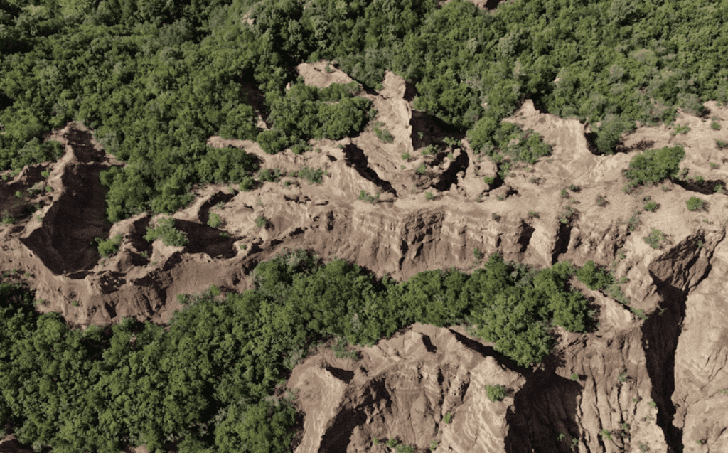 Escarpado paisaje de montaña en Albania con verdes bosques y desfiladeros rocosos, ideal para practicar senderismo y explorar la naturaleza en Albania, Adventure Albania.