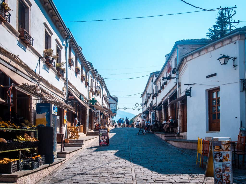 Blick auf die historische Stadt Gjirokastra Häuser am Hang