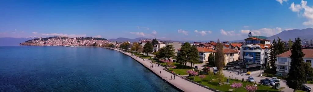 Sehenswürdigkeiten Spaziergang an der Uferpromenade von Ohrid Mazedonien