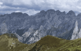 Avontuur Albanië, bergwandelaars in de Albanese bergen, indrukwekkende natuur, wandelen in ongerepte natuur, outdooravontuur, natuurbeleving in Albanië.