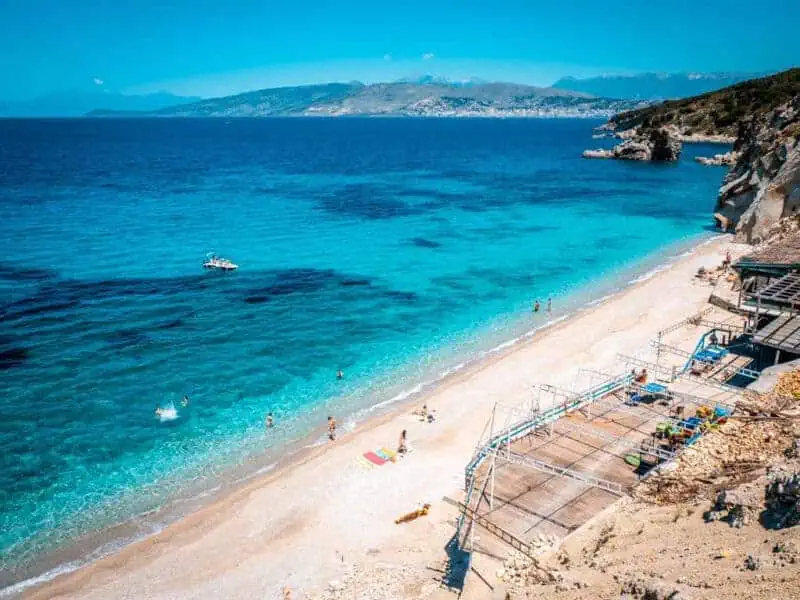 Blauwe baai Shpella e Pellumbave Strand aan de Albanese kust met zandstrand en helder water