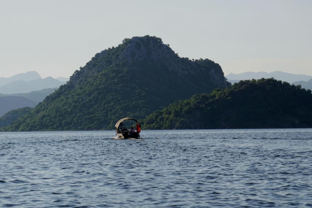 Skutarisees in Montenegro - von üppig grünen Bergen umgebener See