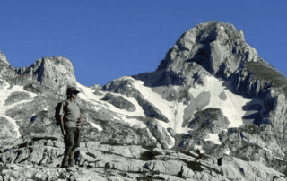 Avontuur Albanië: Bergbeklimmen op de alpiene toppenroute met indrukwekkende berglandschappen en sneeuwvelden, ideaal voor natuurliefhebbers en outdoorfanaten in Albanië.