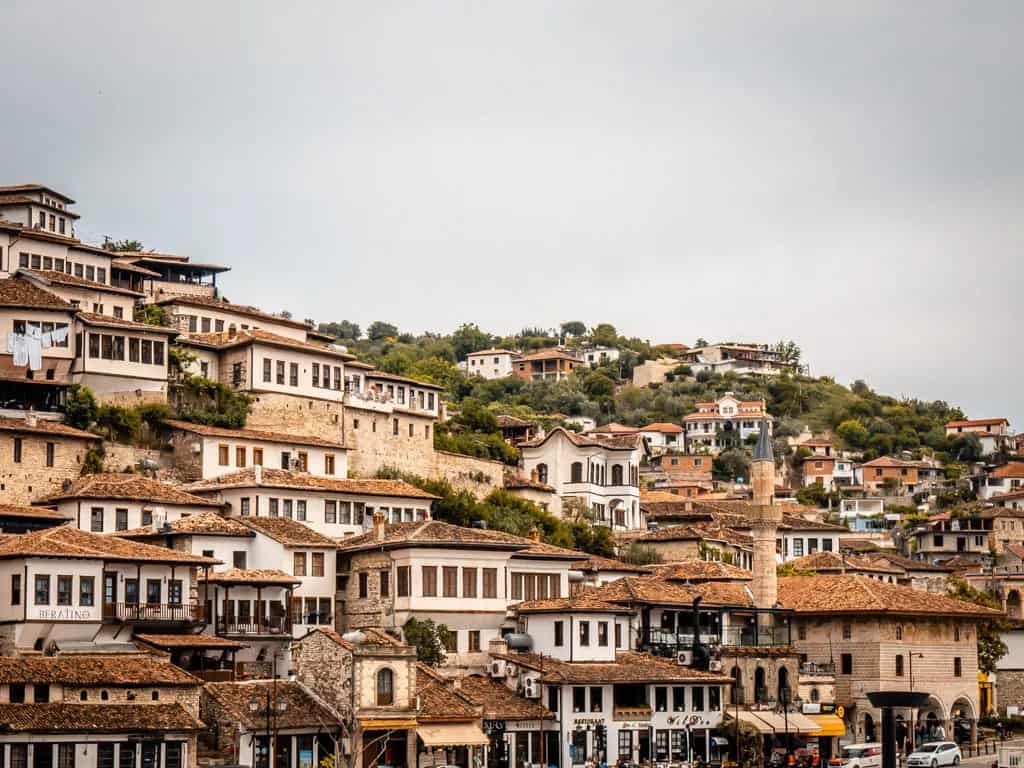 Barrio Mangalem de Berat con casas de tejado de pizarra