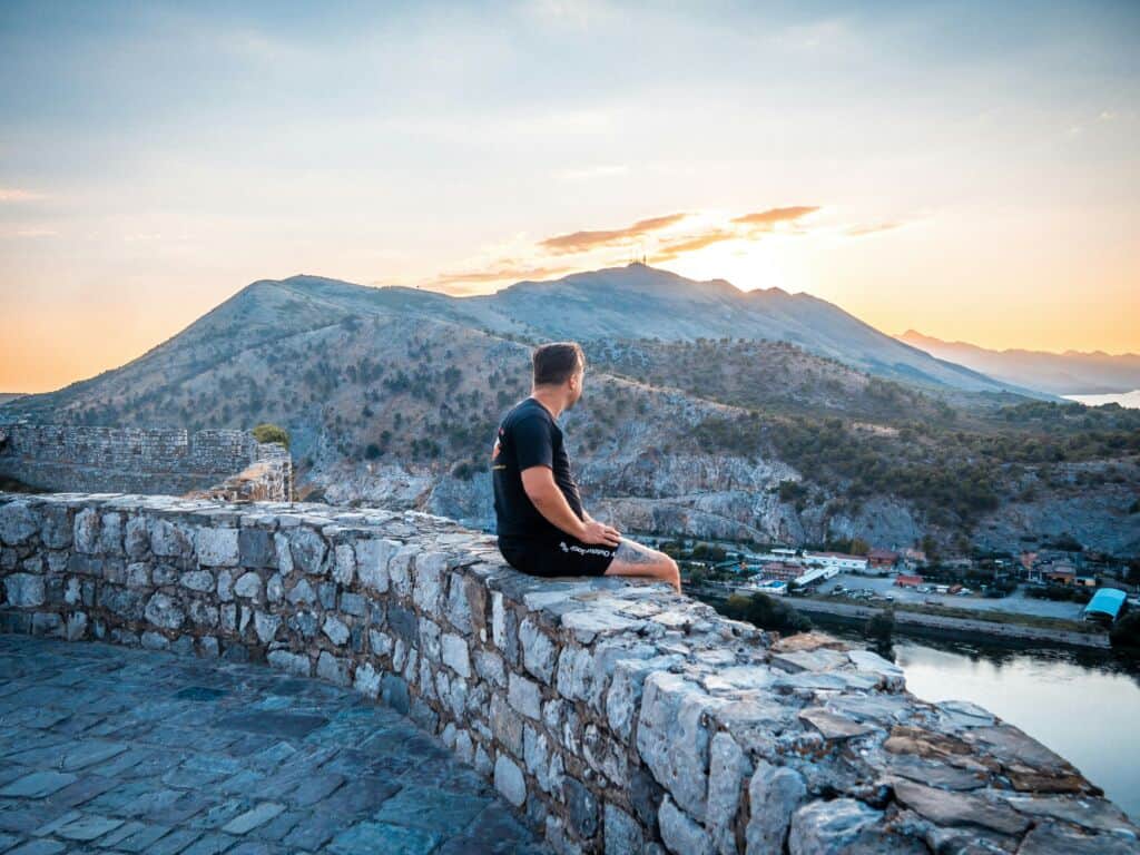 Albanien Urlaub Budget_Blick von der Festung Rozafa ins Tal zum Sonnenuntergang