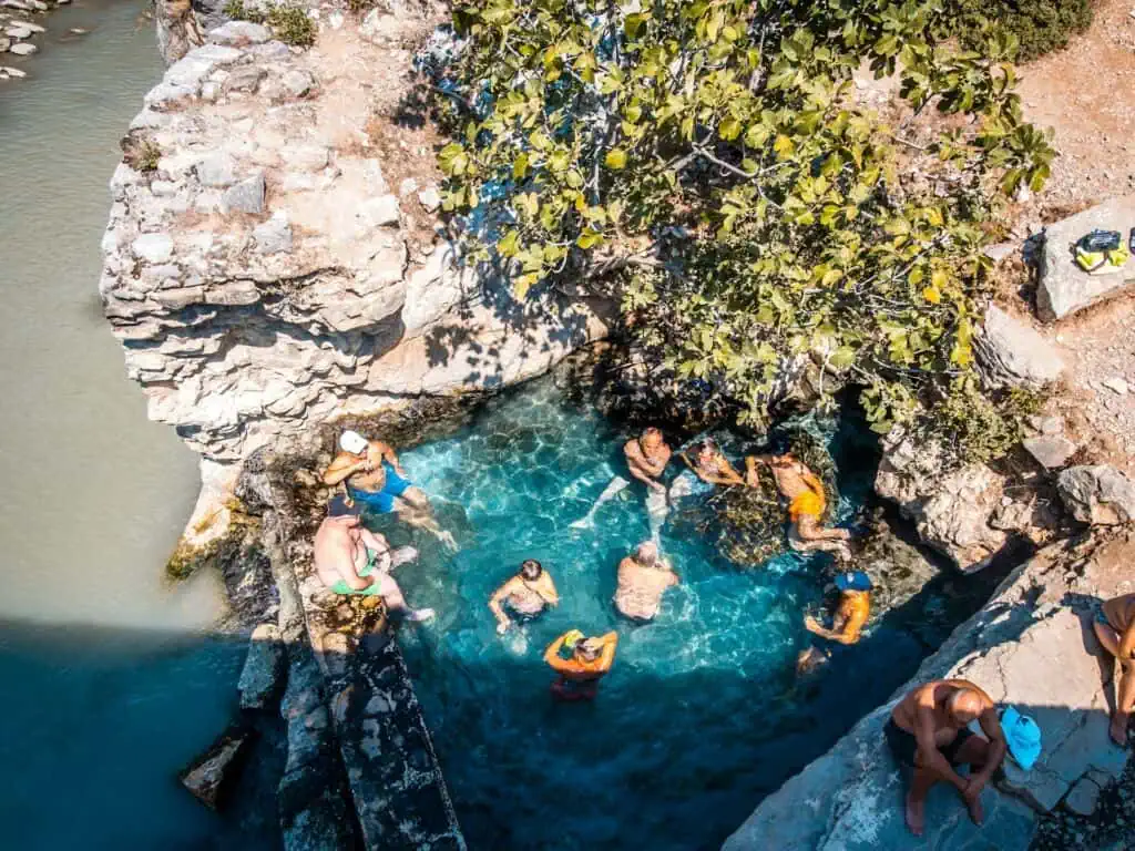 Badeurlaub in Albanien, klarer Bergsee umgeben von Natur, ideale Kulisse für Abenteuer und Erholung, versteckte Plätze für unvergessliche Wassererlebnisse, abwechslungsreiche Naturkulissen, perfekte Destination für Outdoor-Aktivitäten.