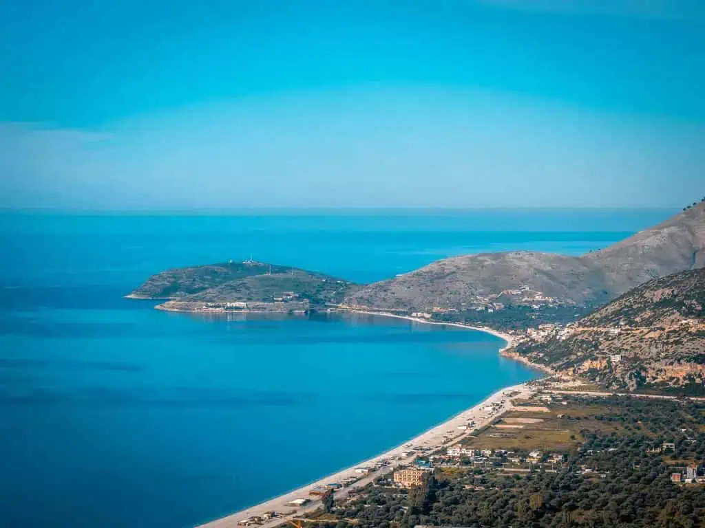 Het kilometerslange strand van Borsh in het zuiden van Albanië