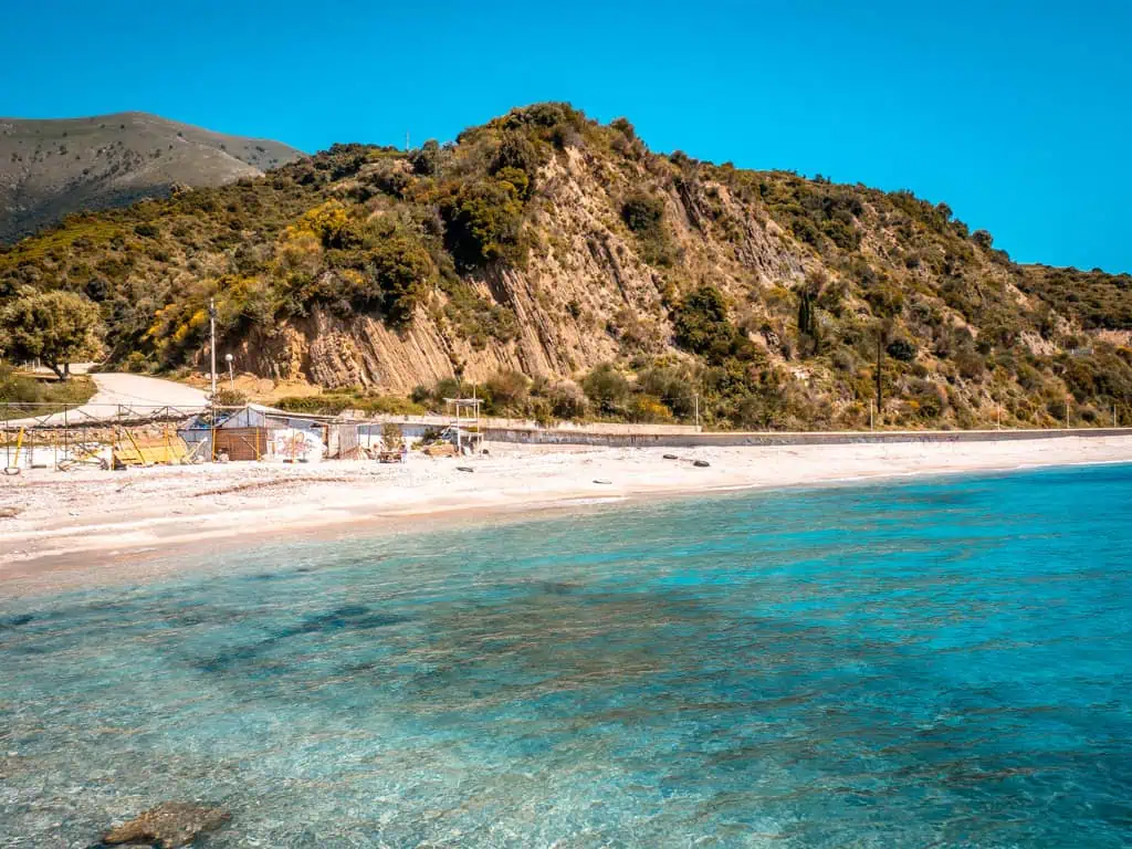 Buneci Beach Albanien mit feinem weißem Kiesstrand