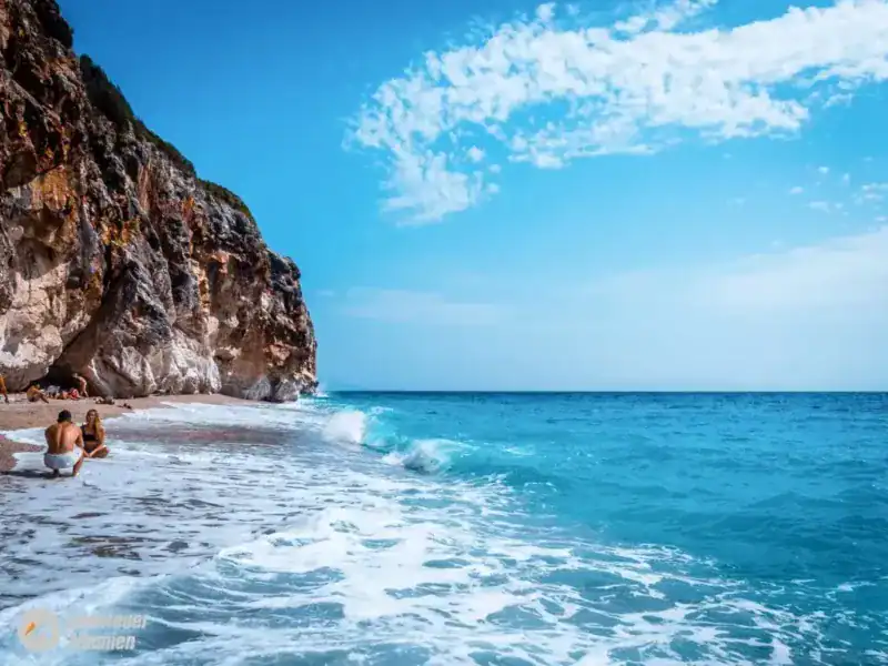 Gjipe Strand Albanië blauw water met rotsen