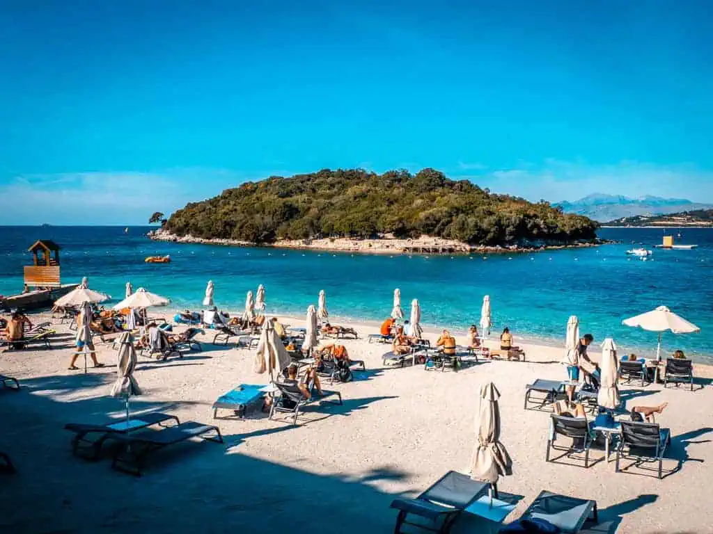 Ksamil Beach mit weißem Sand und klarem blauem Wasser perfekt für Urlaub in Albanien