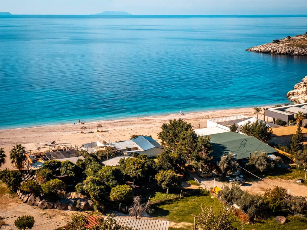 Plaża Llaman na południe od Himary