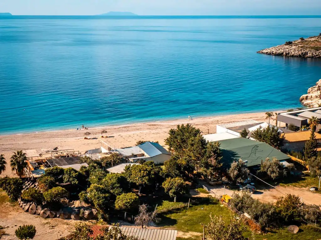 Der versteckte Strand von Llaman südlich von Himara Albanien