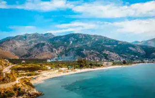 Majestuosas vistas de la costa adriática albanesa con montañas, playas de arena y aguas turquesas, perfectas para unas vacaciones de naturaleza y aventura en Albania.