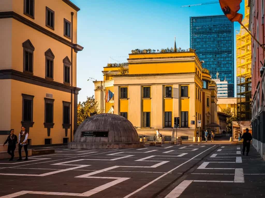 Albaniens Hauptstadt Tirana -Sehenswürdigkeiten wie das Bunk Art Museum im Bunker