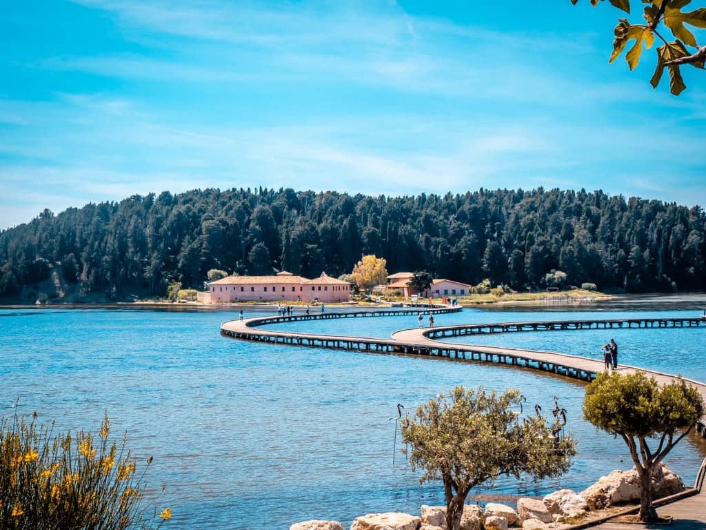 Die Holzbrücke zum Kloster Zvernec in der Narta Lagune