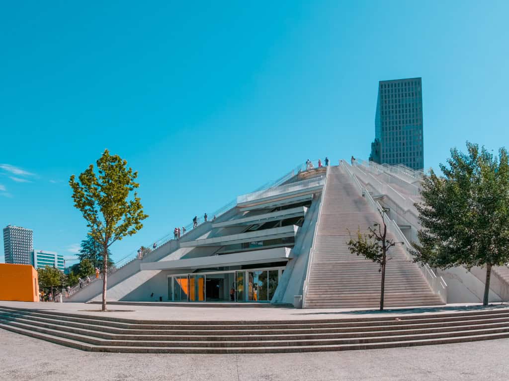 Die Pyramide von Tirana, ehemaliges Symbol der kommunistischen Zeit in Albanien