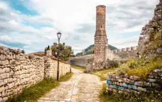 Muralla y torre del antiguo castillo de Albania, vista histórica, Patrimonio de la Humanidad de la UNESCO, diario de viaje, aventura Albania, descubrimiento cultural, paisaje típico, ambiente auténtico, complejo de castillos, viaje por Albania.