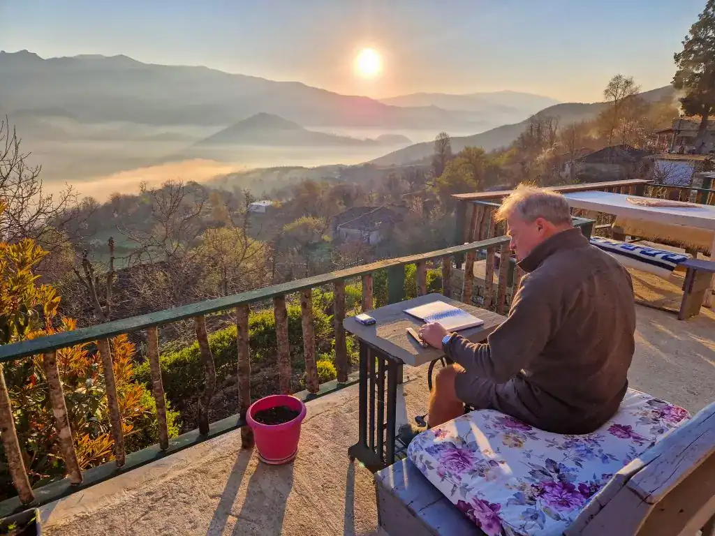 Abenteuer Albanien, malerischer Sonnenaufgang über den Albanischen Bergen, ruhiges Dorf, atemberaubende Naturlandschaft, authentische Kultur, Outdoor-Aktivitäten, Wandern und Entspannung in der Natur.
